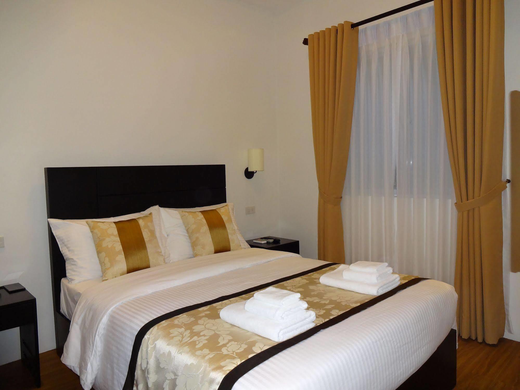 Hotel Capital O 642 The Junction Tagaytay Tagaytay City Esterno foto