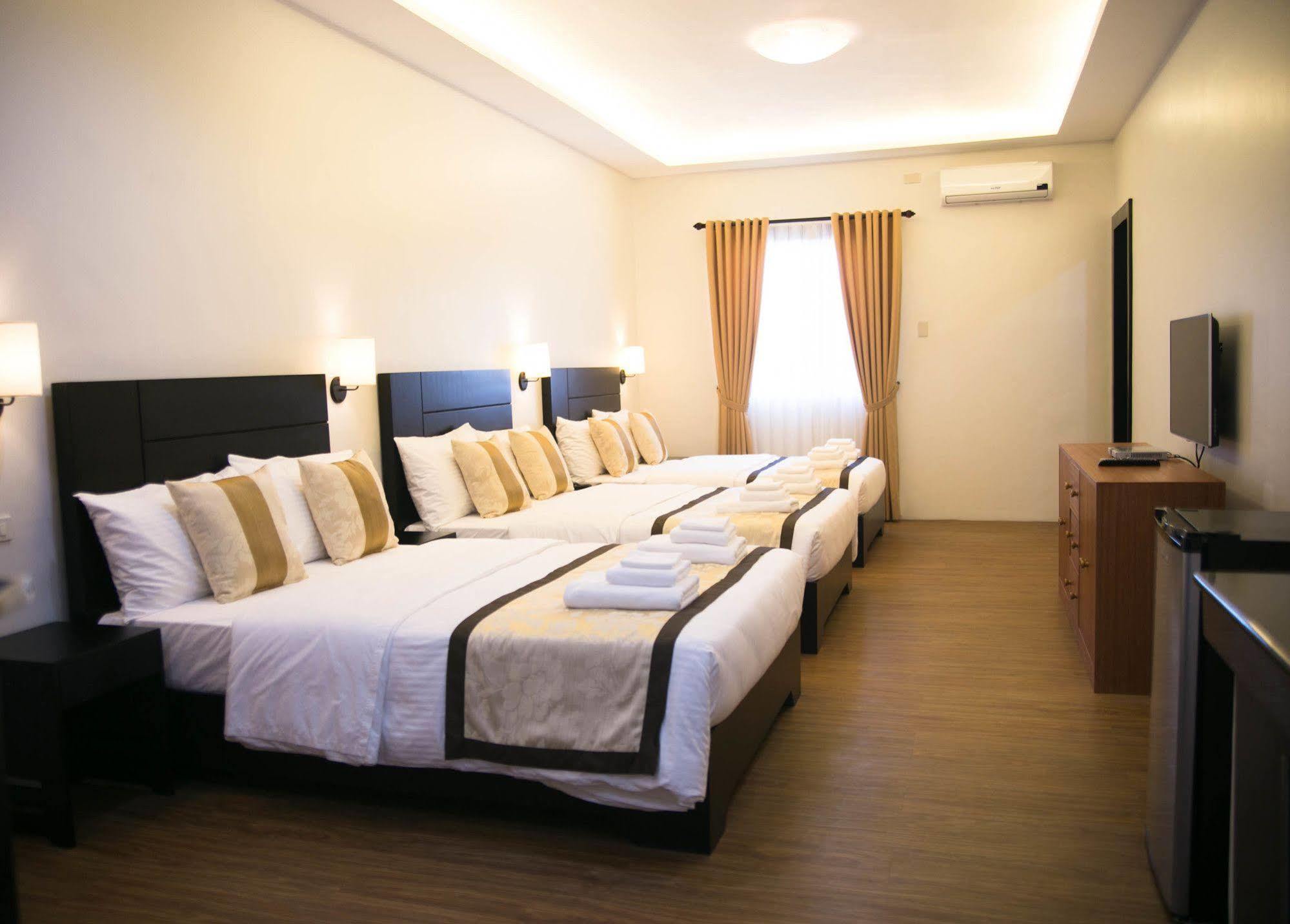 Hotel Capital O 642 The Junction Tagaytay Tagaytay City Esterno foto