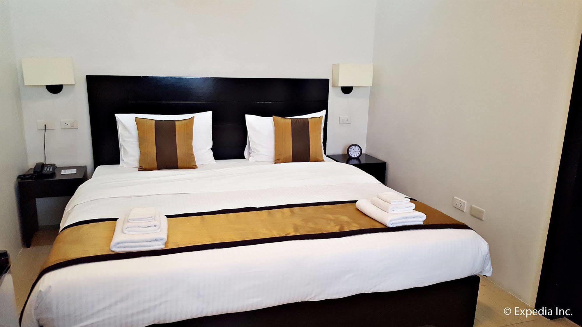 Hotel Capital O 642 The Junction Tagaytay Tagaytay City Esterno foto