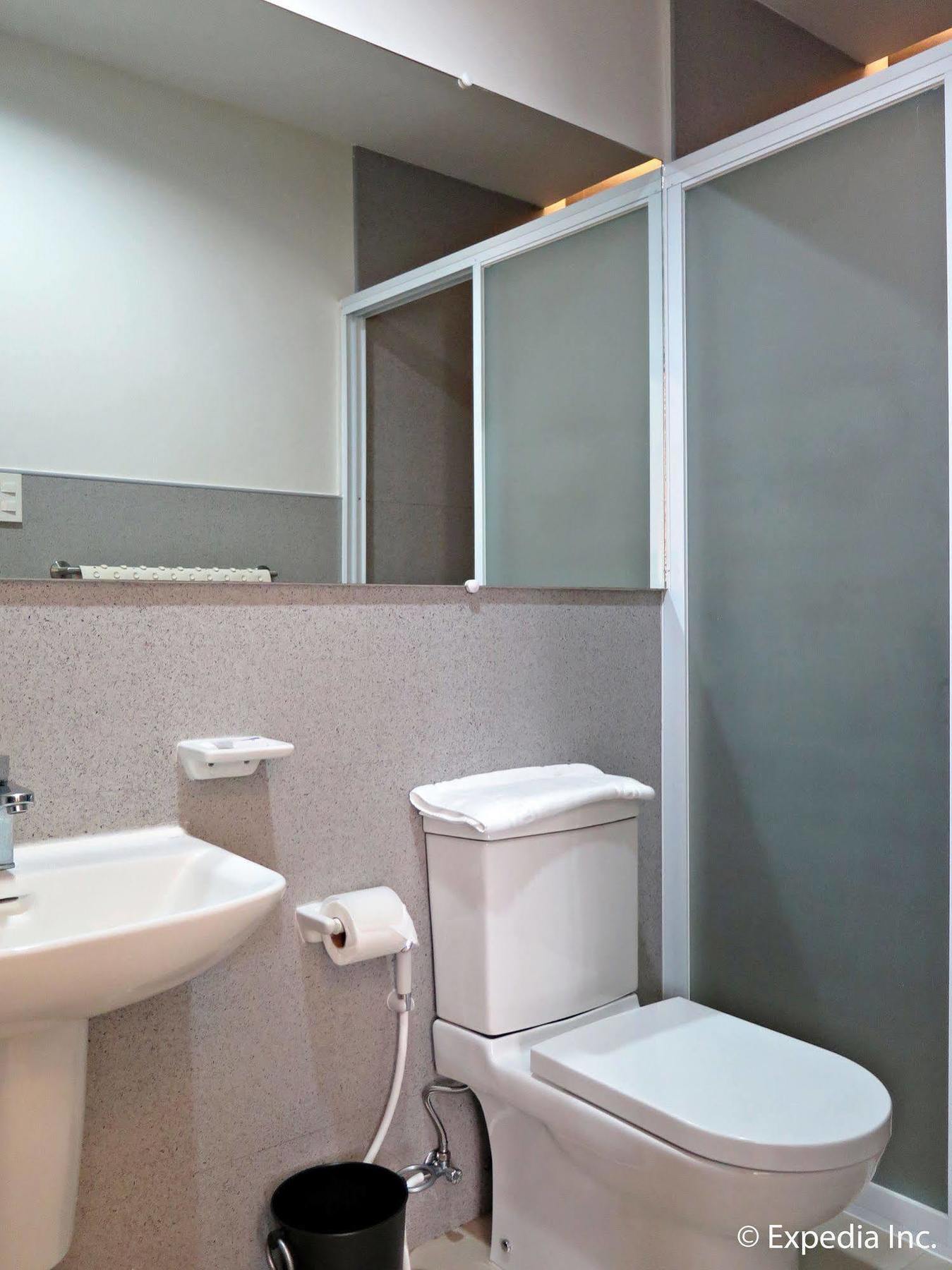Hotel Capital O 642 The Junction Tagaytay Tagaytay City Esterno foto