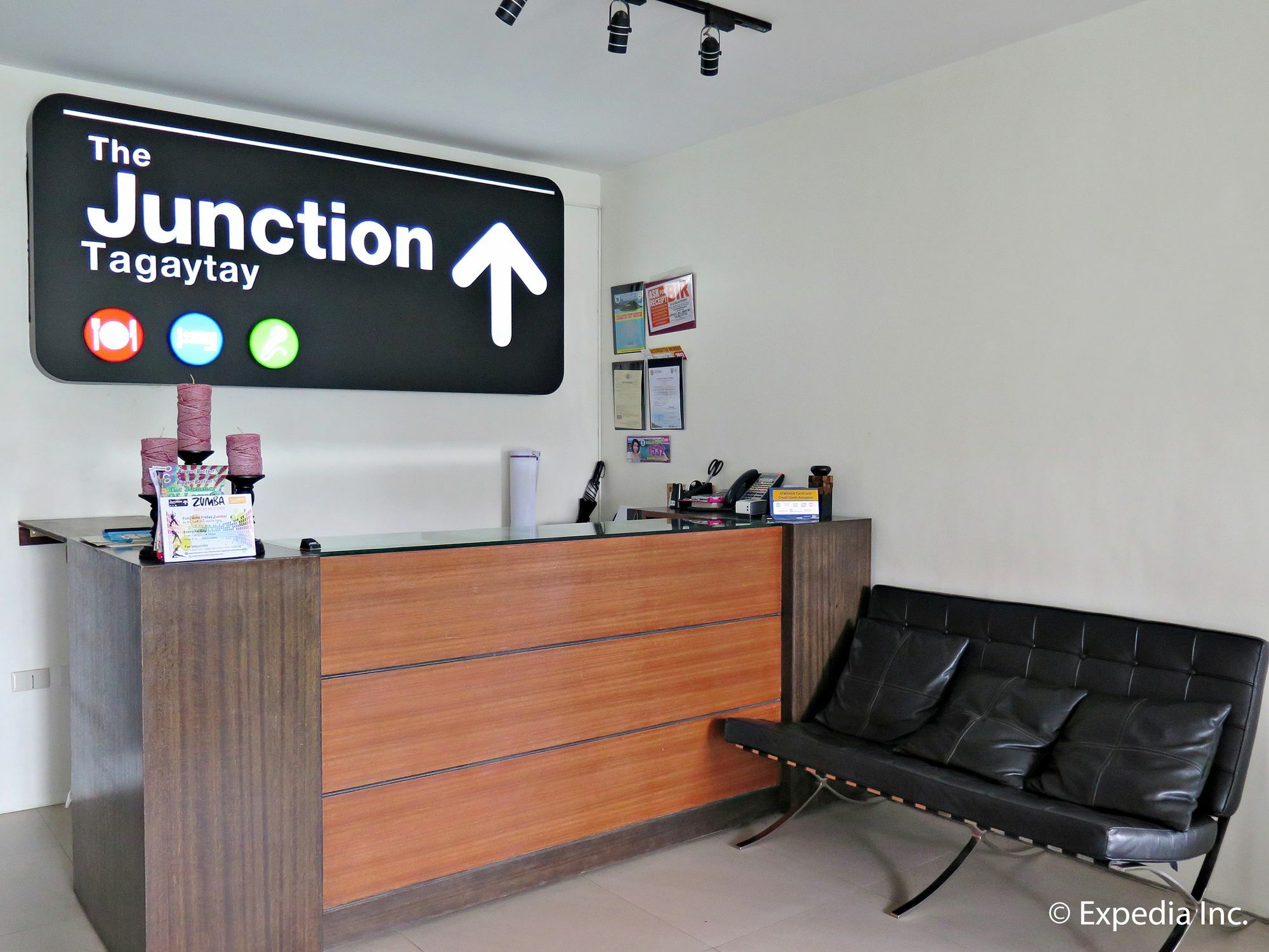 Hotel Capital O 642 The Junction Tagaytay Tagaytay City Esterno foto